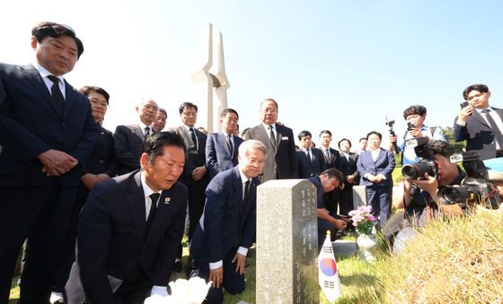 정청래 대표, 오월열사 참배
