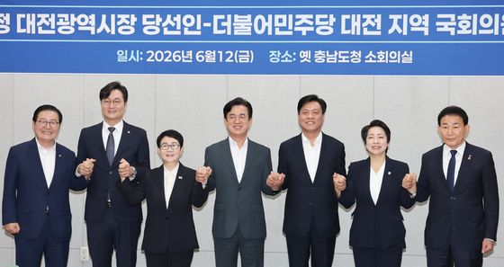 손 잡은 허태정-대전지역 국회의원