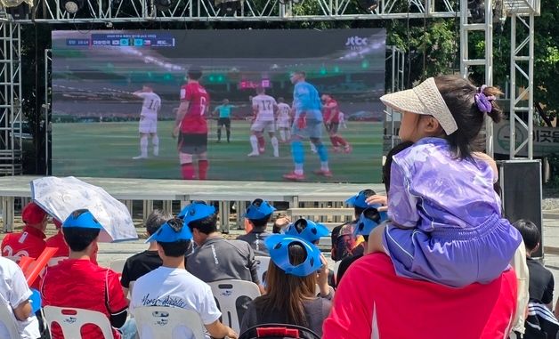 아빠 어깨 위에서 '대한민국'