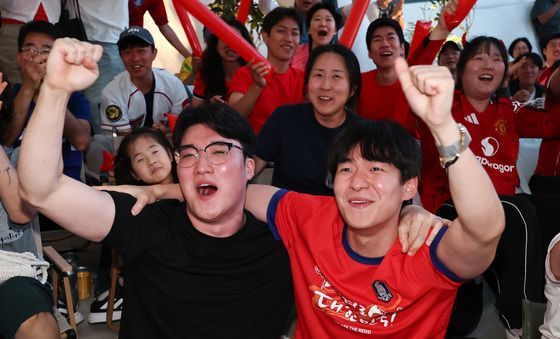 대한민국 동점골에 환호하는 응원단