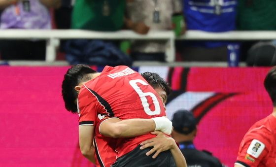 '중원 사령관' 황인범, 체코전 1골1도움…역전골 오현규와 행복한 포옹