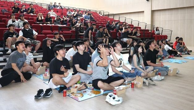 월드컵 국가대표 경기 시청하는 학생들
