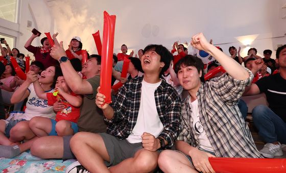 역전골에 환호하는 응원단