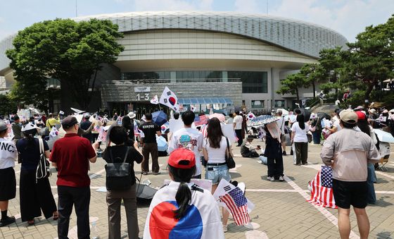 월드컵 응원 대신 재선거 촉구