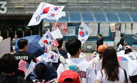 월드컵 응원 대신 재선거 촉구