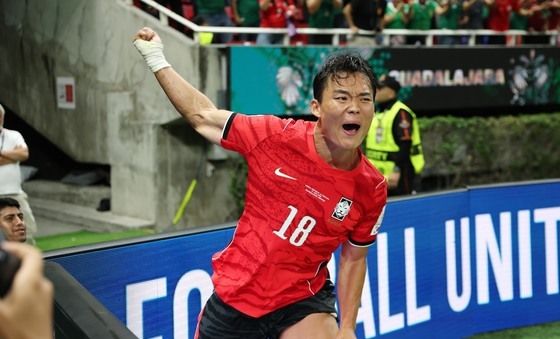 역전골 넣고 환호하는 오현규