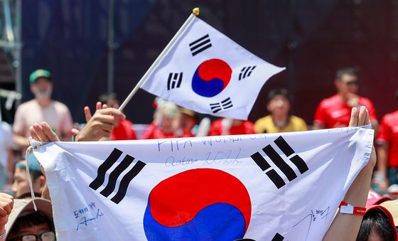 태극기 펼쳐들고 응원