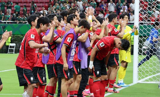 관중들에게 인사하는 축구대표팀