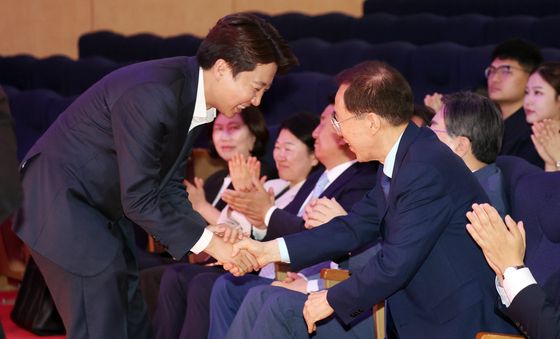 악수하는 이석연·이준석