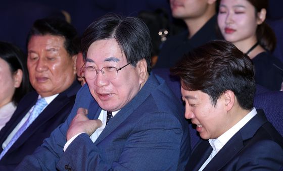 대화하는 전지명·이석연