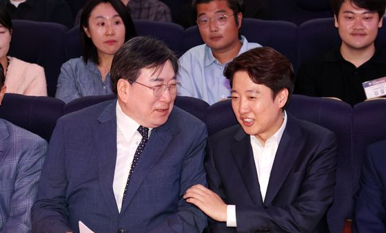 이준석 대표와 대화하는 전지명 부위원장