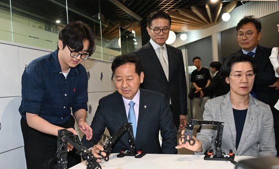 로봇 플랫폼 AI 모델 학습 시연하는 구윤철 부총리