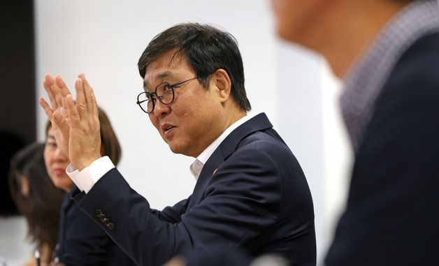 문화예술정책자문위 애니메이션 분과 회의서 발언하는 최휘영 장관