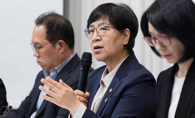 출입기자단 정책간담회서 발언하는 정은경 장관