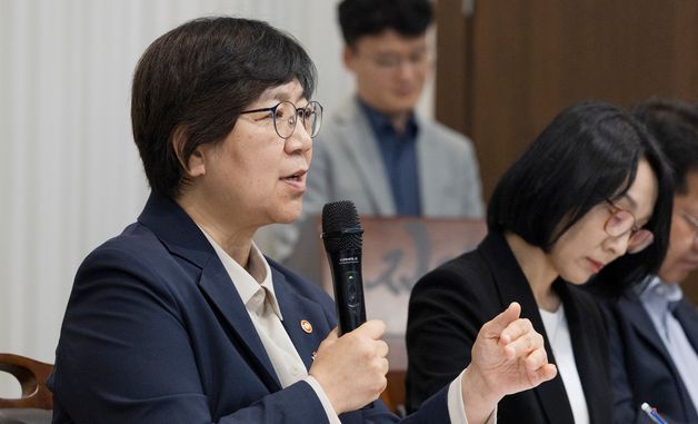 출입기자단 정책간담회서 발언하는 정은경 장관