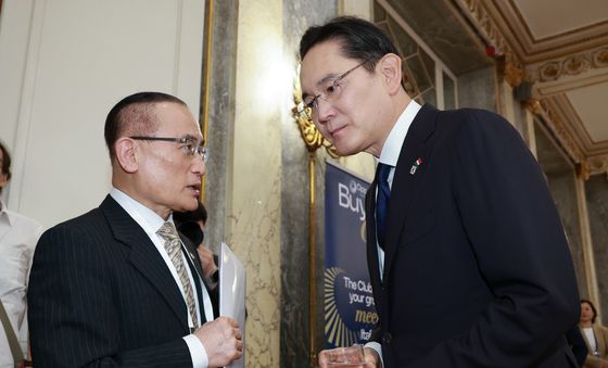 대화 나누는 위성락 실장·이재용 회장