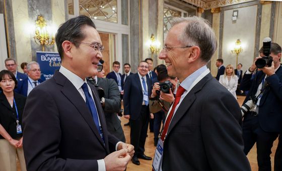 인사 나누는 이재용 회장