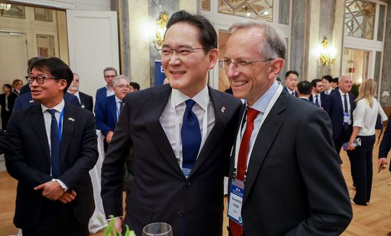 인사 나누는 이재용 회장