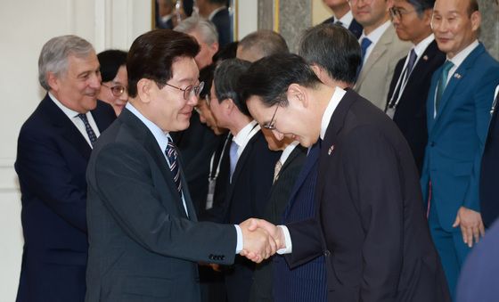 인사 나누는 이재명 대통령·이재용 회장