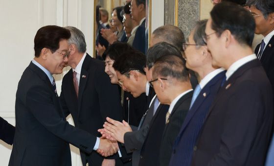 인사 나누는 이재명 대통령·조현준 회장