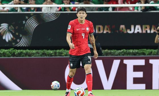 체코 장신 공격수 막아낸 김민재