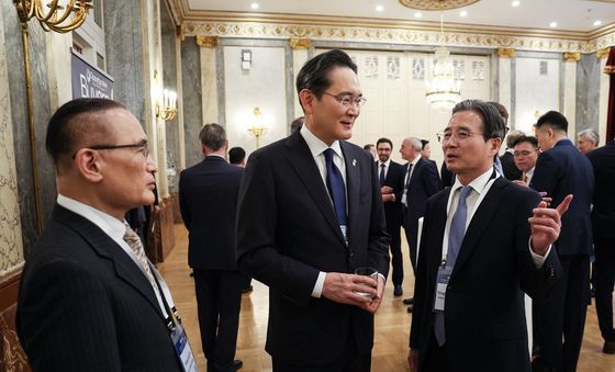 대화 나누는 위성락·김용범 실장·이재용 회장