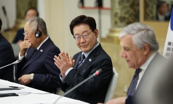 박수 치는 이재명 대통령