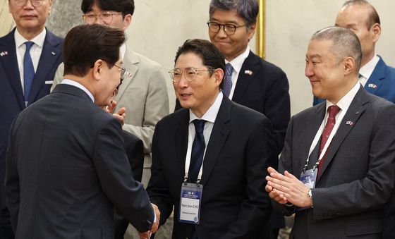 악수하는 이재명 대통령·조현준 회장