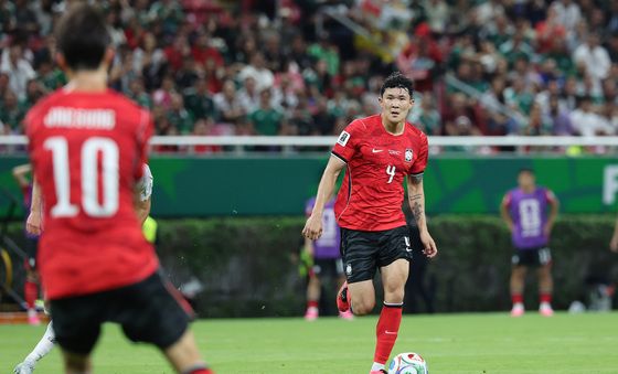 김민재 '패스는 어디로?'