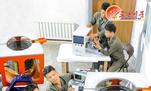 새 전자제품 개발 박차…北 전자기술제품연구소 조명