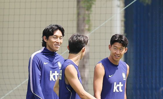 손흥민, 밝은 표정으로 회복 훈련