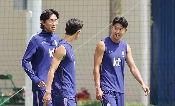 손흥민, 밝은 표정으로 회복 훈련