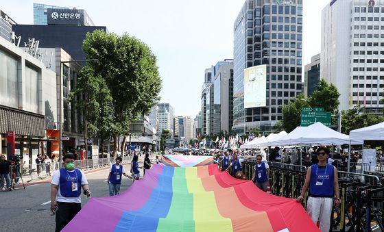서울 도심에 등장한 무지개 깃발