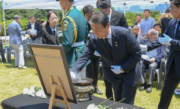 이상룡 선생 서거 94주년 추모행사 참석한 권오을 장관