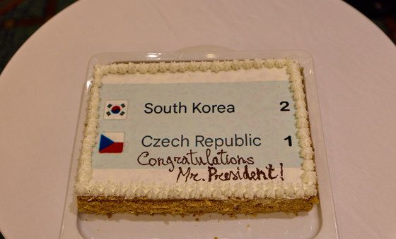 2026 북중미월드컵 1차전 승리 축하 케이크 받은 이재명 대통령