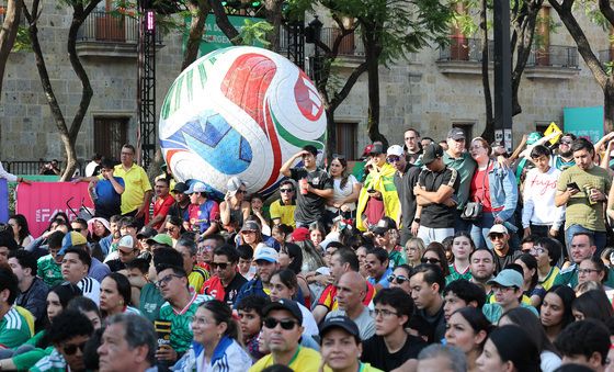 광장 가득 채운 전 세계 축구 팬들