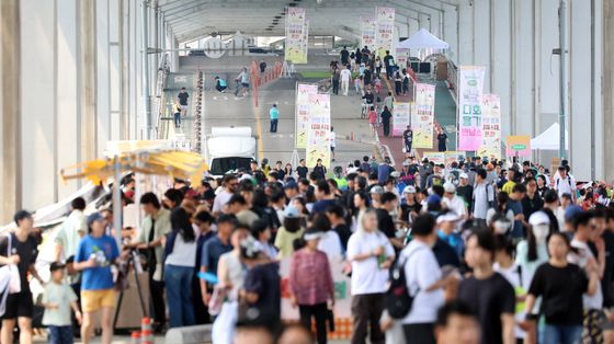 그늘 찾아 축제 즐기는 시민들