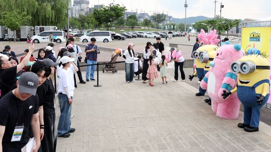 잠수교 축제 달군 해치·미니언즈 포토타임