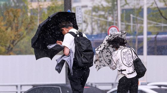 강력한 비바람, 우산으로도 역부족
