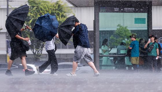 우산으로도 역부족인 비바람
