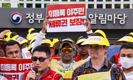 미등록 이주민 체류권 보장 촉구하ㄴ 이주민들