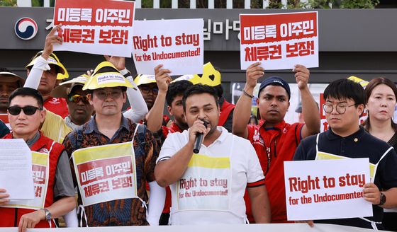미등록 이주민 체류권 보장 촉구하는 참가자들