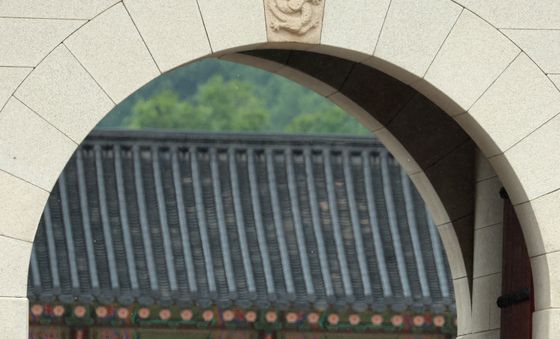 갑작스러운 비에 발길 멈춘 관광객들