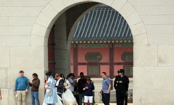 광화문 찾은 관광객들, 비 피하기 분주
