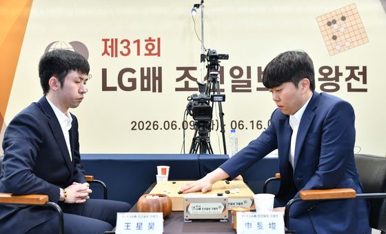 왕싱하오와 대국하는 신민준 9단