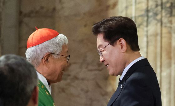 인사 나누는 이재명 대통령·유흥식 추기경