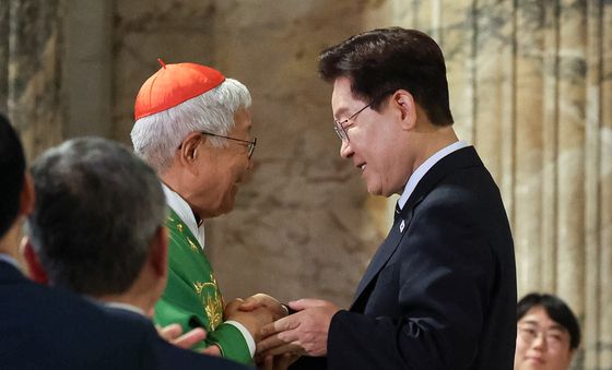인사 나누는 이재명 대통령·유흥식 추기경