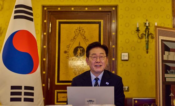 이탈리아에서 수석보좌관회의 주재하는 이재명 대통령
