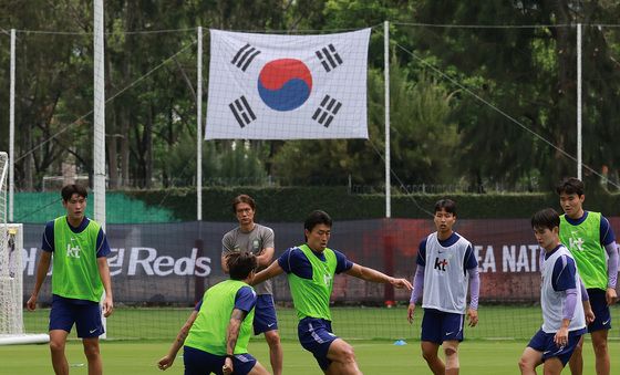 훈련 유심히 지켜보는 홍명보 감독