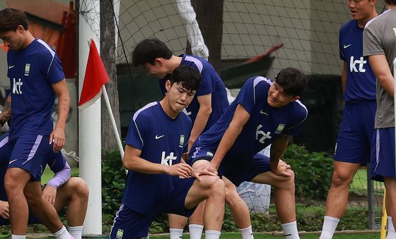 스트레칭하는 이기혁·김민재